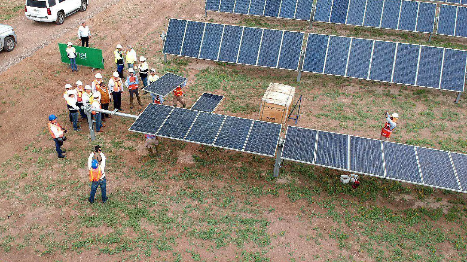 colocación del último panel del Parque Fotovoltaico en Viesca. CORTESÍA. GOB. DE COAHUILA